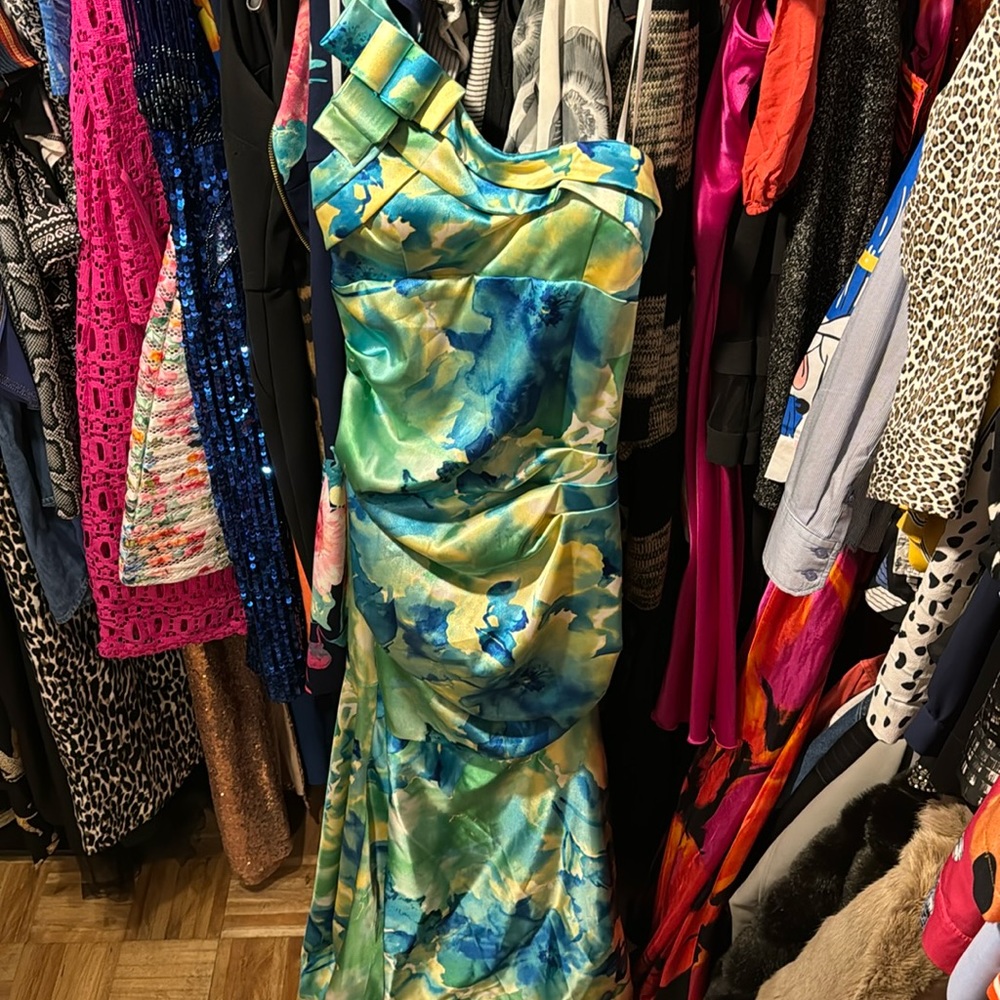 Beautiful floral prom gown off the shoulder size 10 mermaid cut zipper works
